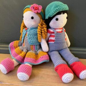 Twee gehaakte poppen: een meisje met blonde krullen en een jongen met een mintgroene muts
